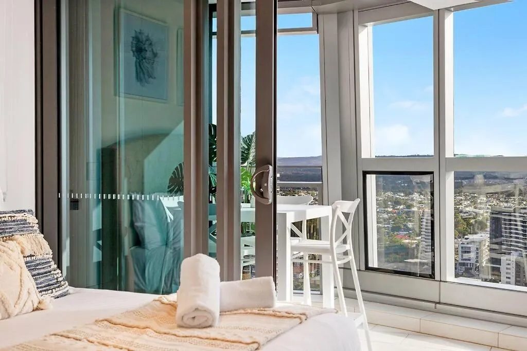 Beachfront Luxe 2Bedroom Apt With Sunset River Views 黄金海岸 0*,  澳大利亚